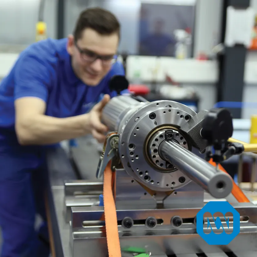 Installation et mise en service d’une machine-outil dans un atelier industriel – MW Mécanique.